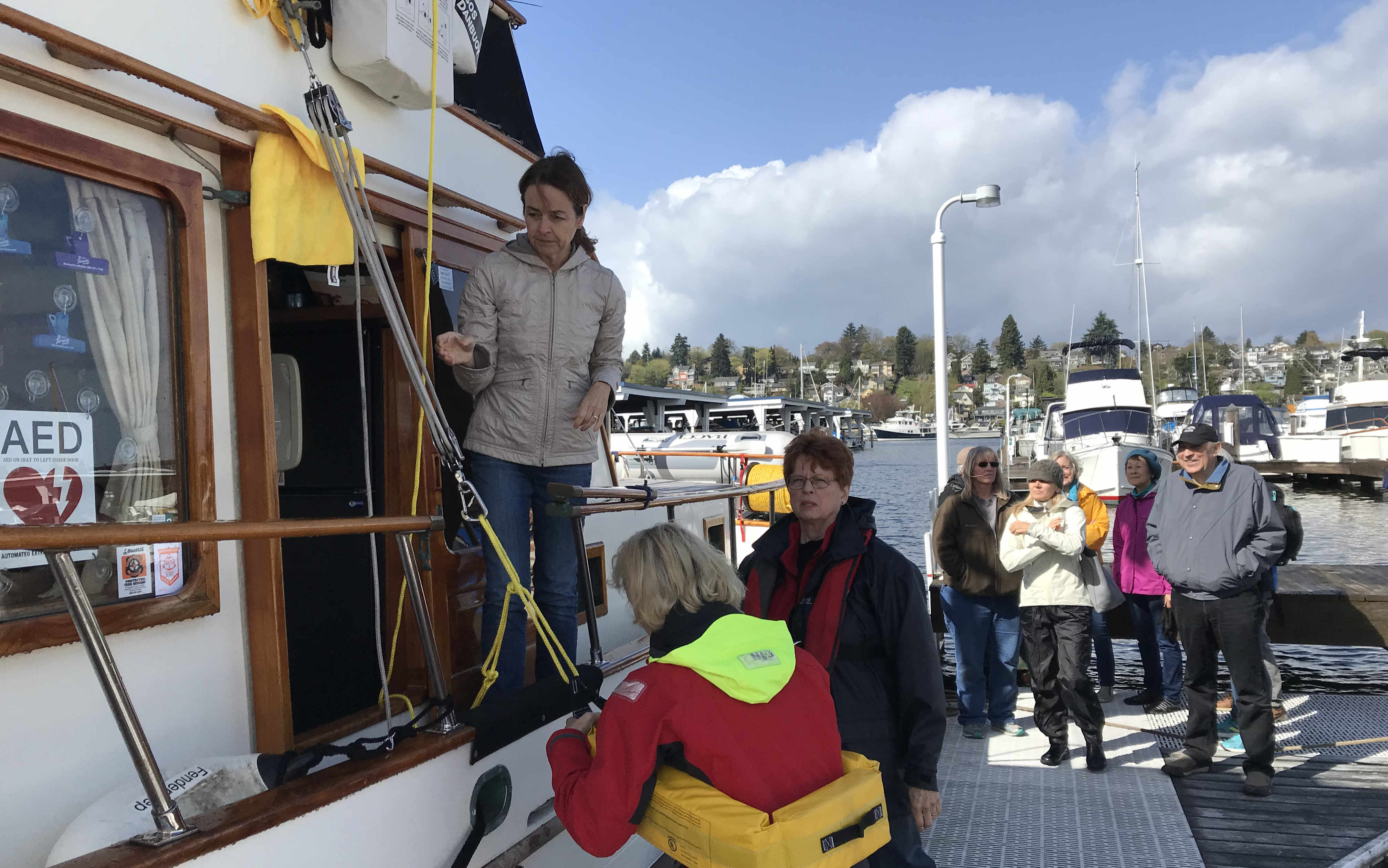 Cruiser's College Instruction on Powerboat Hoisting by Linda Lewis